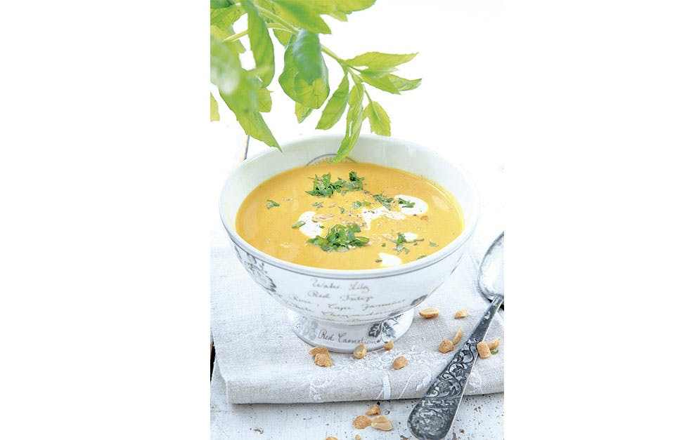 Søtpotetsuppe med karri og peanøtter